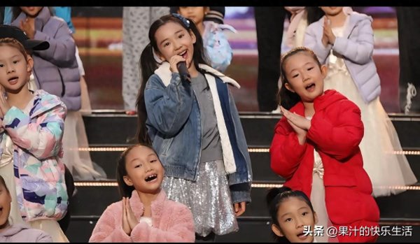 钻石配资 小酒窝参加电影节，座位上吃零食！佟丽娅看到她直接走过去抱住！